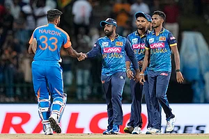 | Photo: AP/Eranga Jayawardena : Charith Asalanka congratulates Hardik Pandya